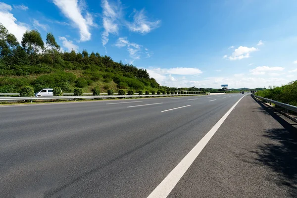 Blue sky, the endless highway — Stock Photo, Image