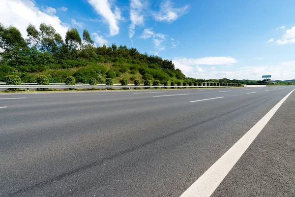 Blue sky, the endless highway — Stock Photo, Image