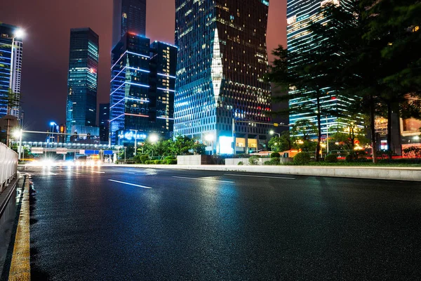 Trilhas de luz à noite — Fotografia de Stock