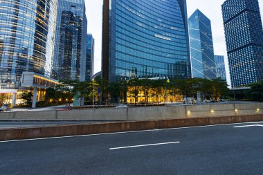 Geceleri ofis binası