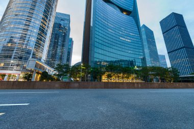 Geceleri ofis binası
