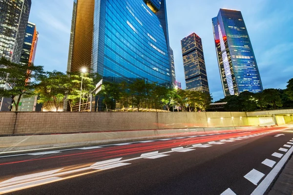 Edificio de oficinas por la noche —  Fotos de Stock