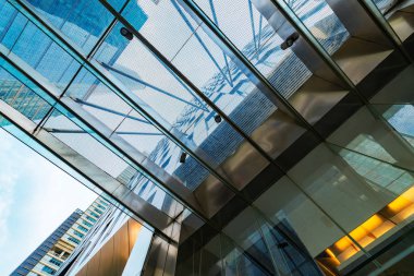 Modern gökdelenlerin mavi gökyüzüne karşı alt görünümü