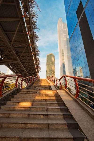 Tampilan bawah pencakar langit modern di distrik bisnis terhadap langit biru — Stok Foto