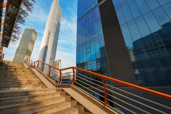 Vista inferior de rascacielos modernos en el distrito de negocios contra el cielo azul — Foto de Stock