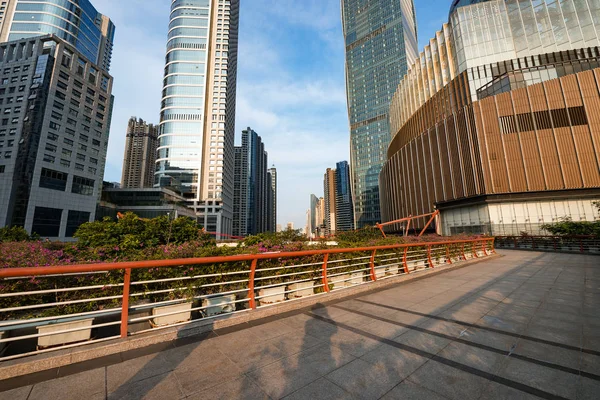 Bottenvy över moderna skyskrapor i affärsdistrikt mot blå himmel — Stockfoto
