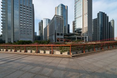 Modern gökdelenlerin mavi gökyüzüne karşı alt görünümü