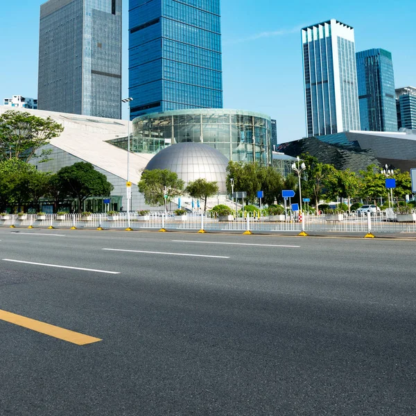 公路和城市背景 — 图库照片