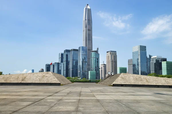 Praça e cidade — Fotografia de Stock