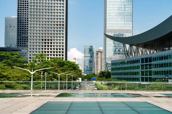 Praça e cidade — Fotografia de Stock