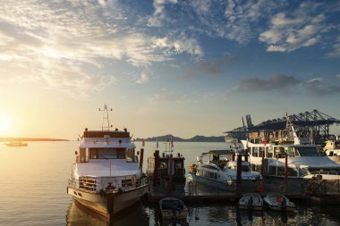 konteyner terminali, su, açık mavi bir günde görüntülendi?.
