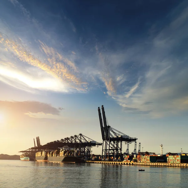 Containerterminal, gezien vanaf het water, op een heldere dag. — Stockfoto