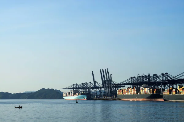 Terminal de contenedores, vista desde el agua, en un día azul claro . — Foto de Stock