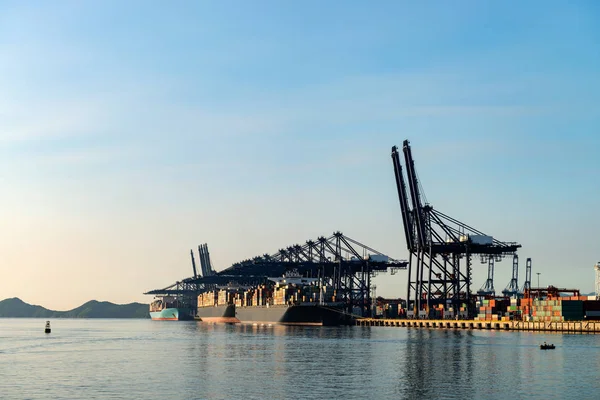 Terminal de contenedores, vista desde el agua, en un día azul claro . — Foto de Stock