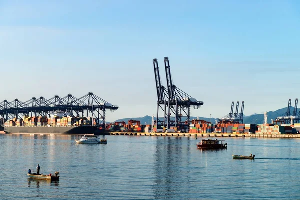 Terminal de contenedores, vista desde el agua, en un día azul claro . — Foto de Stock