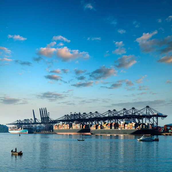 Containerterminal, gezien vanaf het water, op een heldere dag. — Stockfoto
