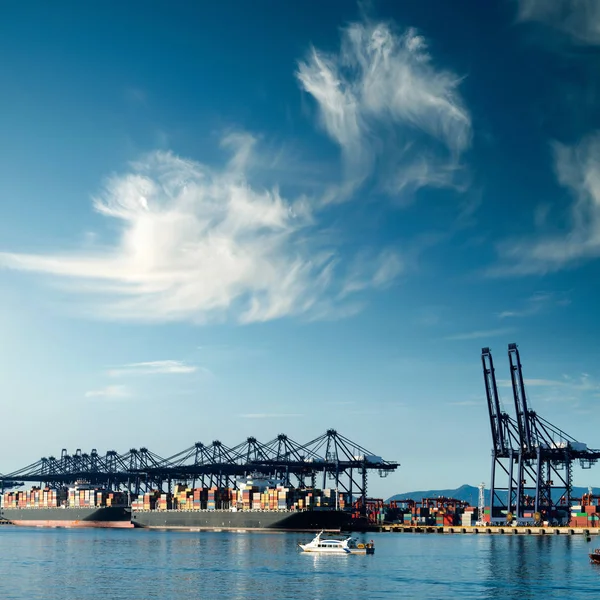 货柜码头，从水中，看湛蓝的天. — 图库照片