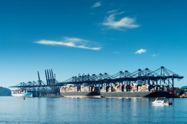 konteyner terminali, su, açık mavi bir günde görüntülendi?.