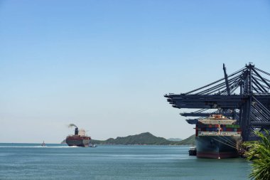 Yük konteyner terminal ve mavi gökyüzü arka plan