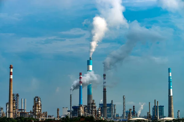 A chimney chemical plant in the discharge of pollutants — Stock Photo, Image