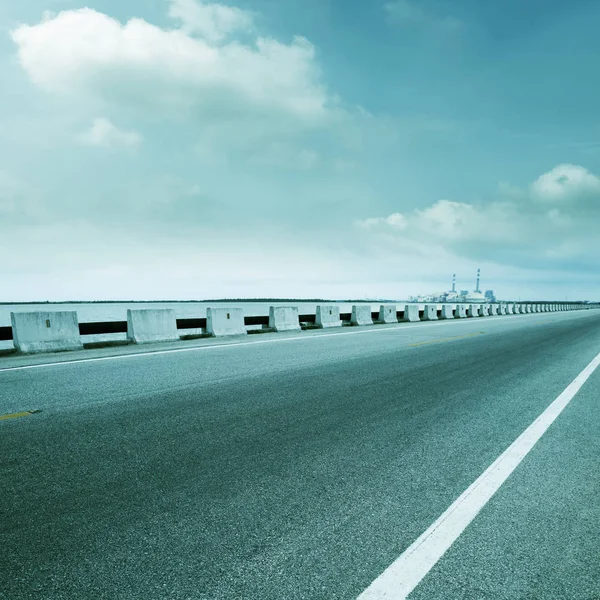 Sur l'autoroute du crépuscule, paysage fantastique de transport moderne — Photo