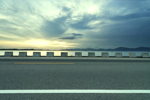 На сутінковому шосе сучасний транспорт фантастичний пейзаж — стокове фото