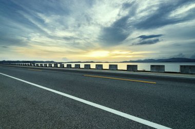 Alacakaranlıkta karayolu, modern ulaşım fantezi manzara