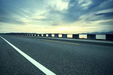 Alacakaranlıkta karayolu, modern ulaşım fantezi manzara