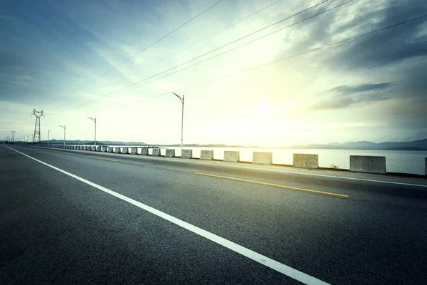 Al crepuscolo autostrada, trasporti moderni fantasia paesaggio — Foto Stock