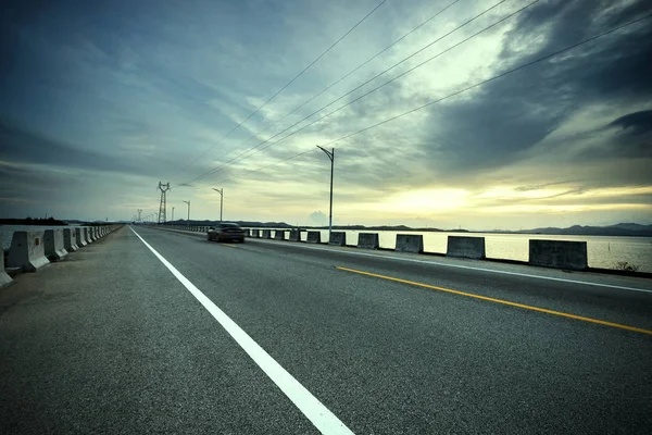 在黄昏的公路，现代交通梦幻景色 — 图库照片