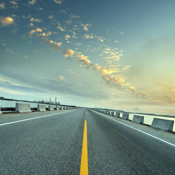 Al atardecer carretera, transporte moderno fantasía paisaje — Foto de Stock