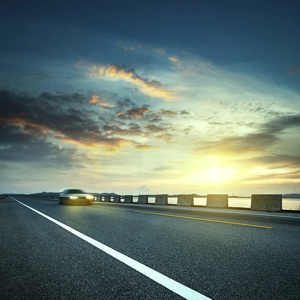 Bij schemering snelweg, moderne transport fantasie landschap — Stockfoto