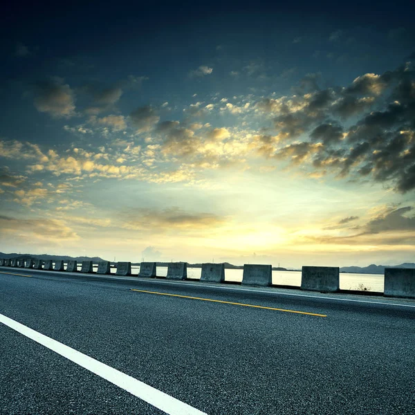 Al crepuscolo autostrada, trasporti moderni fantasia paesaggio — Foto Stock