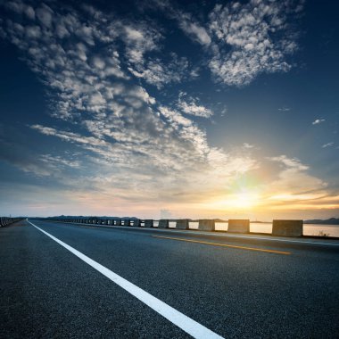 Alacakaranlıkta karayolu, modern ulaşım fantezi manzara