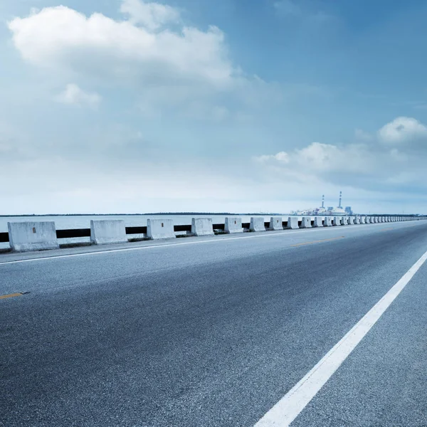 Sur l'autoroute du crépuscule, paysage fantastique de transport moderne — Photo