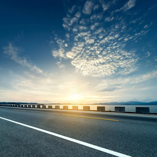 Al crepuscolo autostrada, trasporti moderni fantasia paesaggio — Foto Stock