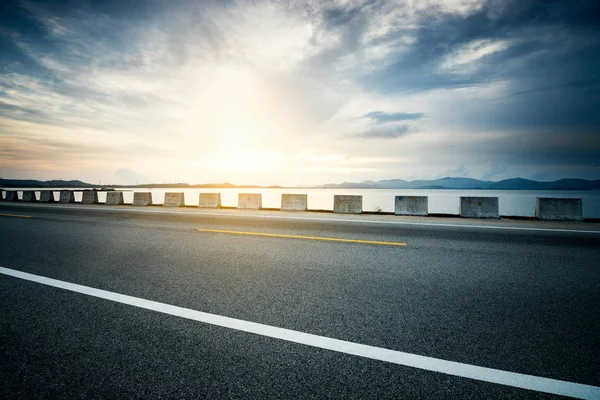 Sur l'autoroute du crépuscule, paysage fantastique de transport moderne — Photo