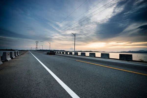 Sur l'autoroute du crépuscule, paysage fantastique de transport moderne — Photo