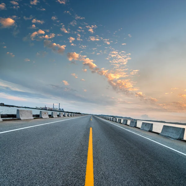 Sur l'autoroute du crépuscule, paysage fantastique de transport moderne — Photo