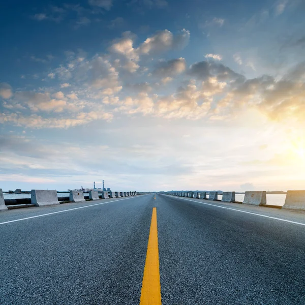 Al atardecer carretera, transporte moderno fantasía paisaje — Foto de Stock