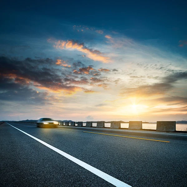 Za soumraku highway, moderní dopravní fantasy krajina — Stock fotografie