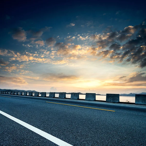 황혼 고속도로, 현대 교통 환상 풍경에서 — 스톡 사진