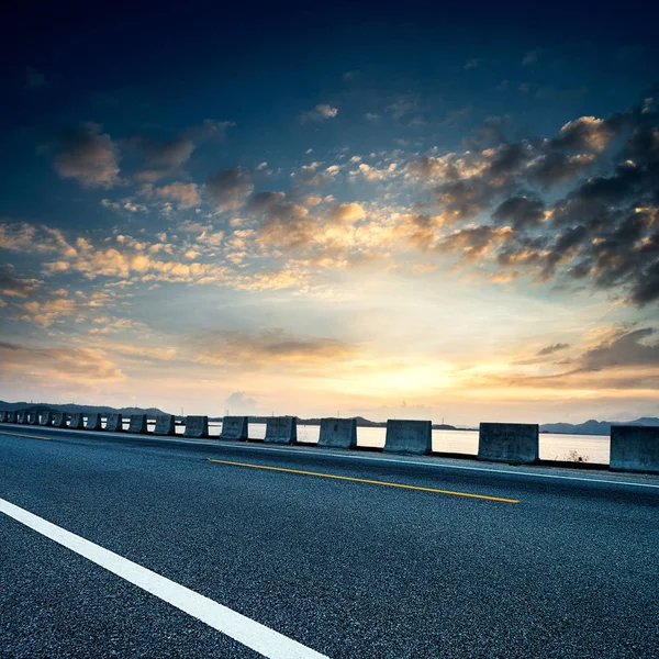 Al atardecer carretera, transporte moderno fantasía paisaje — Foto de Stock