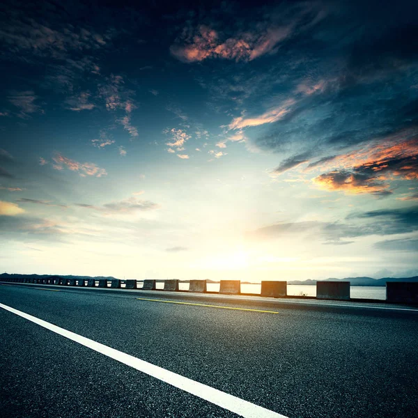 Al crepuscolo autostrada, trasporti moderni fantasia paesaggio — Foto Stock