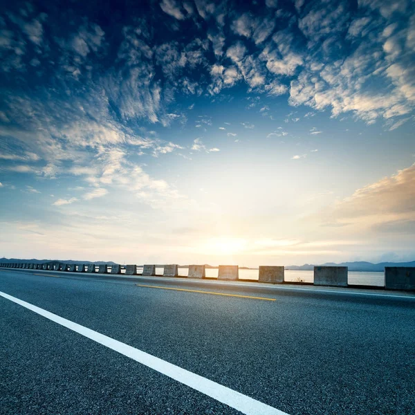 Sur l'autoroute du crépuscule, paysage fantastique de transport moderne — Photo