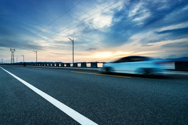 Al crepuscolo autostrada, trasporti moderni fantasia paesaggio — Foto Stock