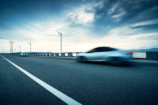 Bij schemering snelweg, moderne transport fantasie landschap — Stockfoto