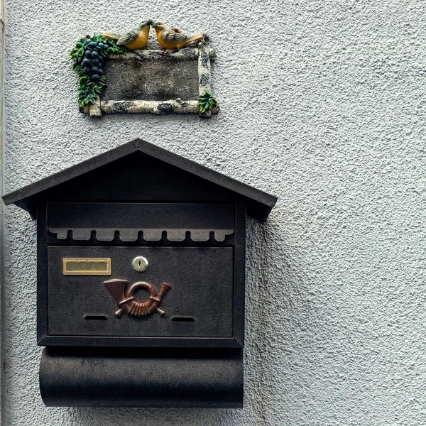 Mail box and house number on the wall — Stock Photo, Image