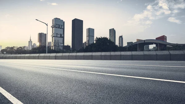 アスファルト舗装の都市道路 — ストック写真