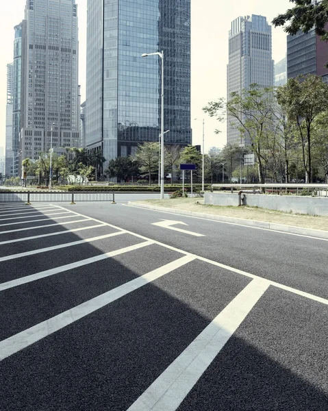 Tyhjä asfalttitie — kuvapankkivalokuva